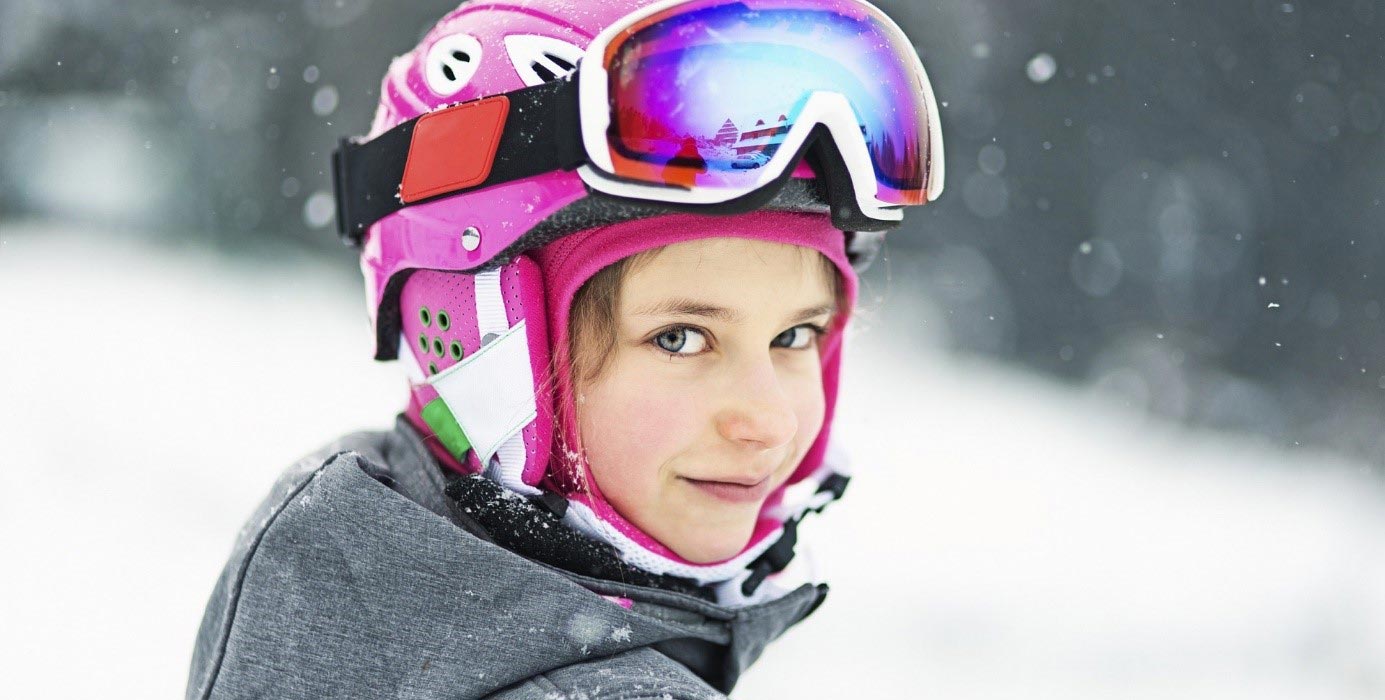 une petite fille avec la peau du visage proteger pour aller au ski